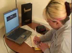 детка сидела за компом а потом решила поунижать своего компаньона